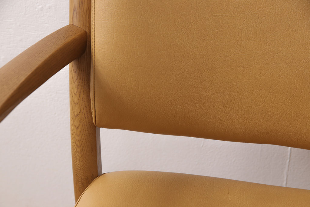 中古　美品　カリモク家具(karimoku)　合皮　温かみのあるカラーが魅力的なナラ材製のアームチェア(ダイニングチェア、椅子)(R-050326)