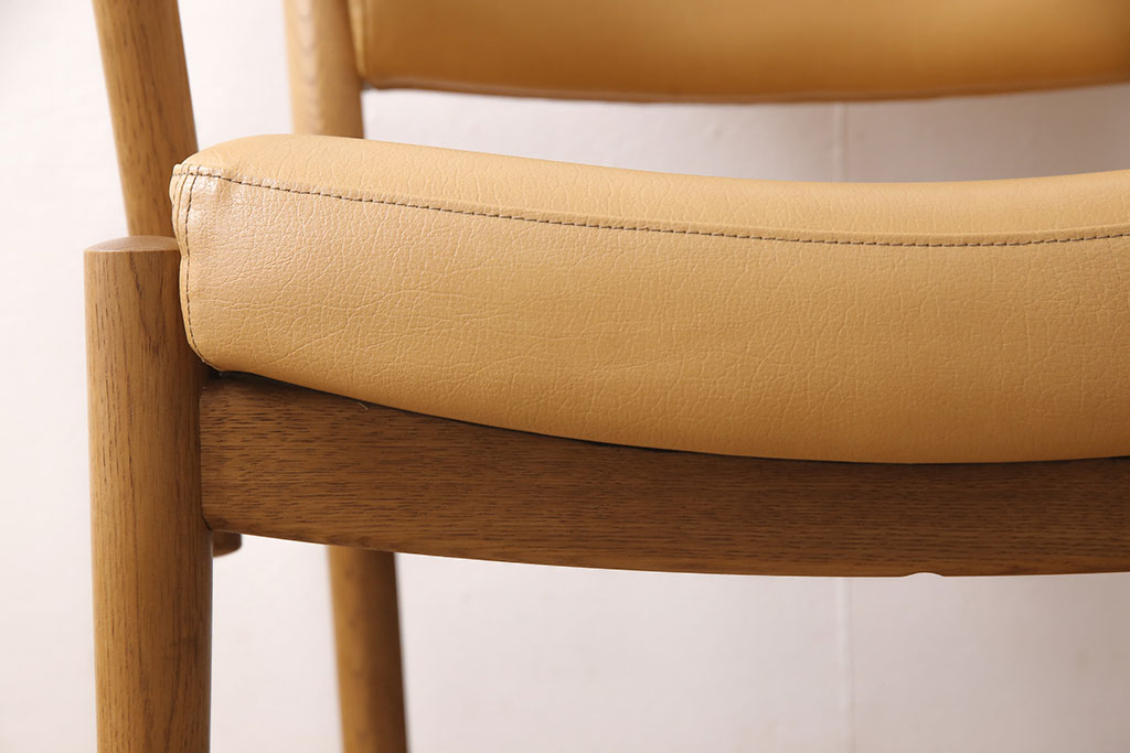 中古　美品　カリモク家具(karimoku)　合皮　温かみのあるカラーが魅力的なナラ材製のアームチェア(ダイニングチェア、椅子)(R-050326)