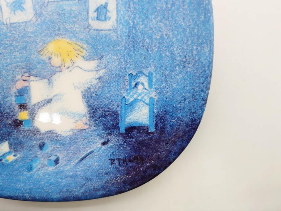 ARABIA FINLAND　天使シリーズ　可愛らしい天使が描かれた神秘的な雰囲気のウォールプレート2枚セット(壁掛け、Riittatuulikki Hirvonenデザイン、アラビア、フィンランド、北欧食器、ミニプレート)(R-071805)