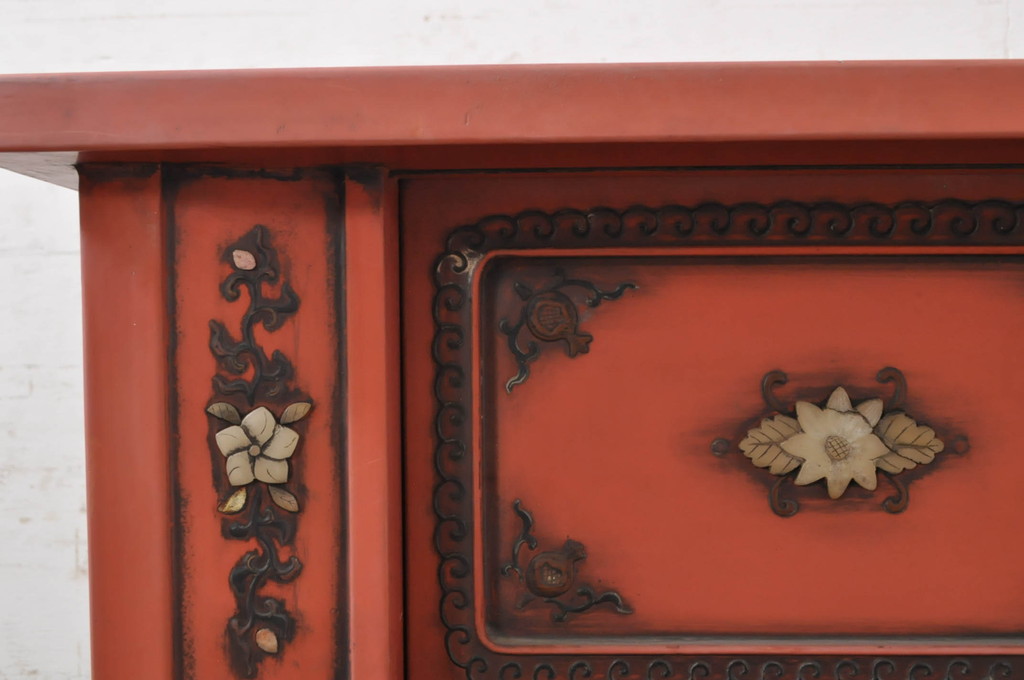 和製アンティーク　ラデン細工と錆漆高蒔絵が存在感を放つ朱塗りの茶棚(違い棚、飾り棚、収納棚、戸棚)(R-068742)