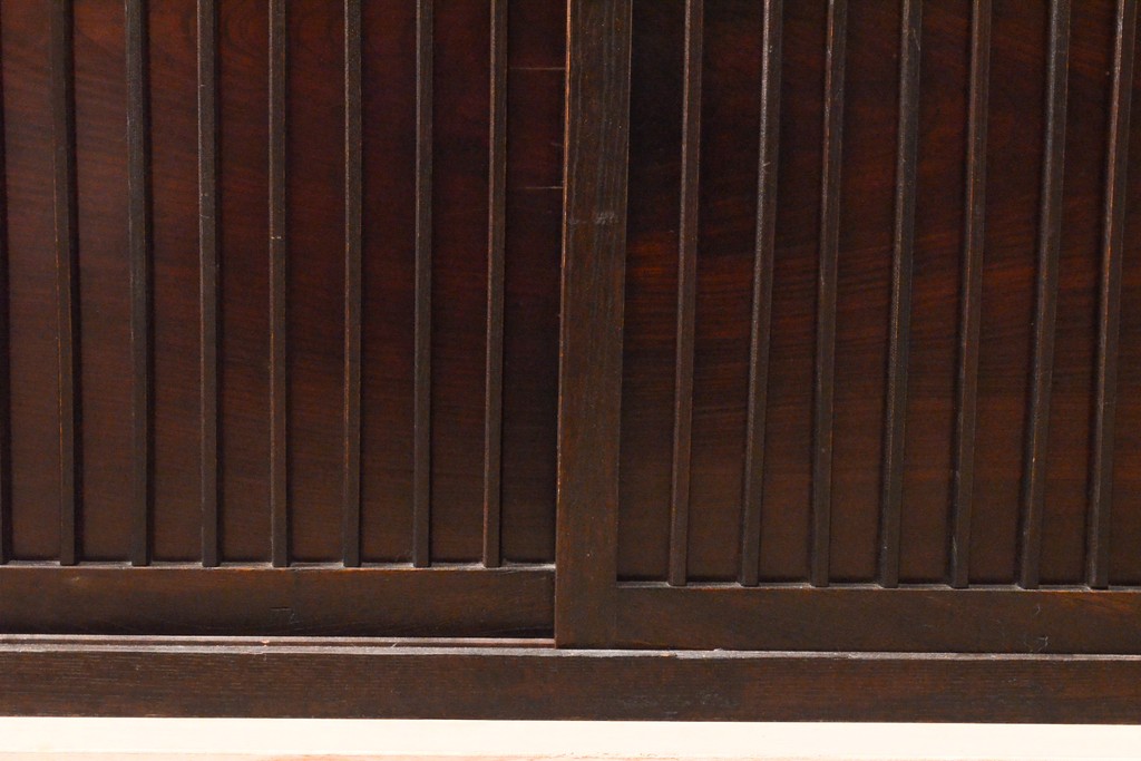 和製アンティーク　明治期　欅(ケヤキ)材　栗材　縦桟の引き戸がモダンな雰囲気を醸し出す二段重ね階段箪笥(時代箪笥、収納箪笥、和タンス)(R-059004)