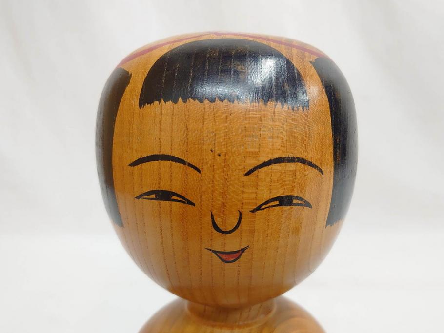 秋田木地山　小椋久太郎　約30cm　微笑む表情が可愛らしいこけし(郷土人形玩具、伝統工芸、民芸品、置物、木彫)(R-072291)