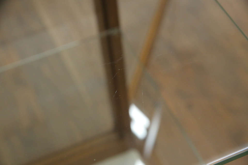 中古　美品　イタリア高級家具　アニベル・コロンボ(ANNIBALE・COLOMBO)　ウォールナット材　気品溢れる佇まいが美しい照明付き縦型キュリオケース(ガラスケース、ディスプレイケース、ショーケース、キャビネット、飾り棚)(R-067471)