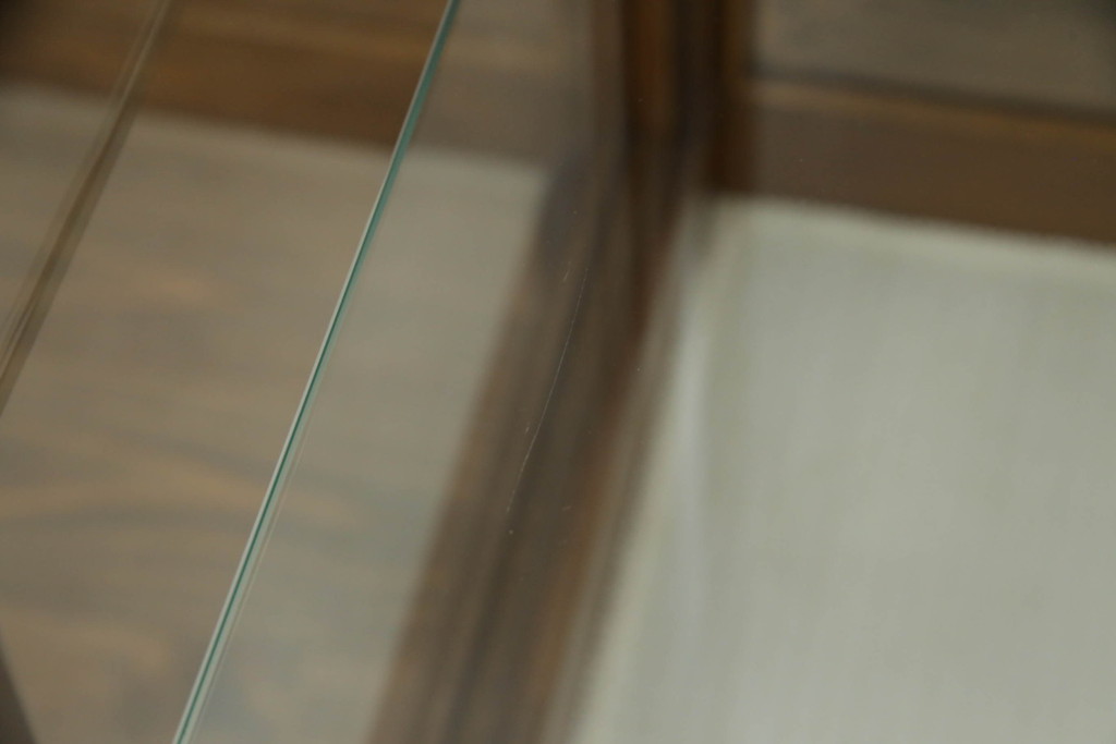 中古　美品　イタリア高級家具　アニベル・コロンボ(ANNIBALE・COLOMBO)　ウォールナット材　気品溢れる佇まいが美しい照明付き縦型キュリオケース(ガラスケース、ディスプレイケース、ショーケース、キャビネット、飾り棚)(R-067471)