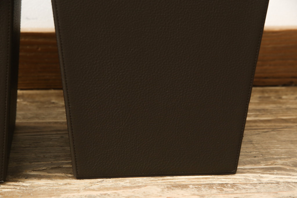 中古　美品　Cassina(カッシーナ)　イクスシーオリジナル　ダークブラウン　直線的なシンプルなデザインがモダンな空間に合わせやすい本革ゴミ箱2個セット(レザー、牛革、ダストボックス)(2個で定価約4万2千円)(R-05420)