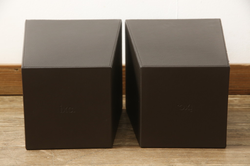 中古　美品　Cassina(カッシーナ)　イクスシーオリジナル　ダークブラウン　直線的なシンプルなデザインがモダンな空間に合わせやすい本革ゴミ箱2個セット(レザー、牛革、ダストボックス)(2個で定価約4万2千円)(R-05420)