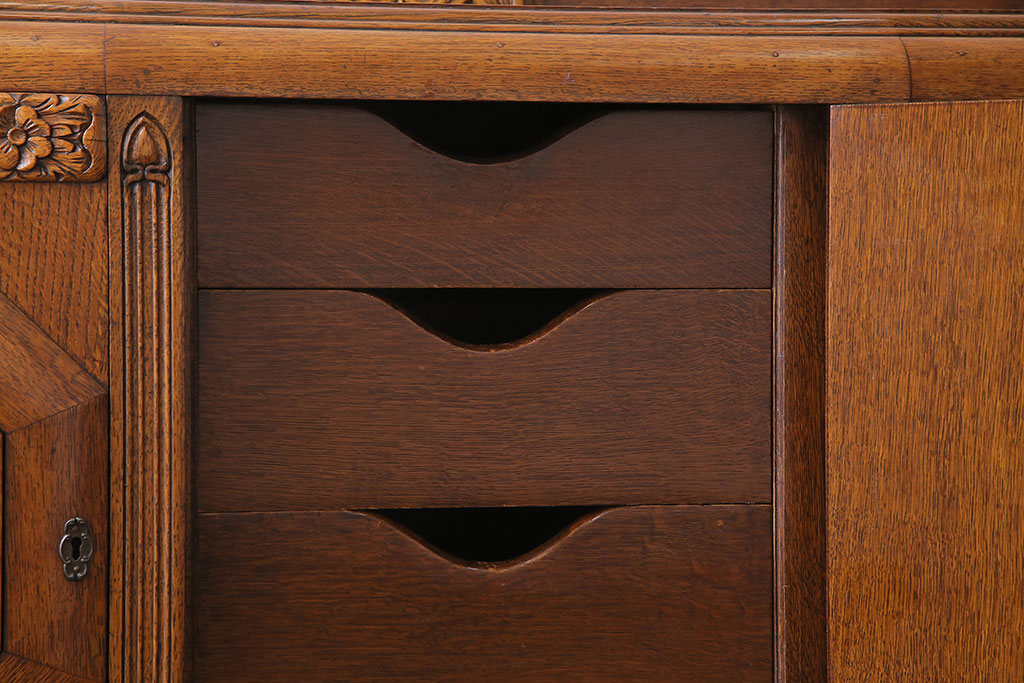 イギリスアンティーク　オーク材　ゴージャスな意匠が存在感を放つサイドボード(チェスト、キッチンボード)