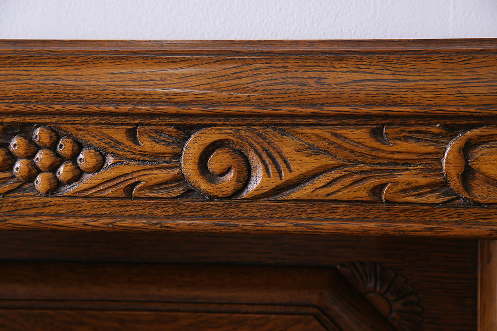 イギリスアンティーク　オーク材　ゴージャスな意匠が存在感を放つサイドボード(チェスト、キッチンボード)
