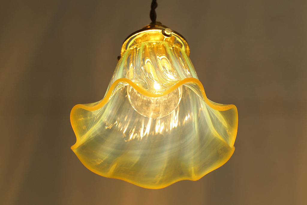 ゆるやかなフリルが優雅な雰囲気を醸し出すウランガラス製シェード(天井照明、ペンダントライト)