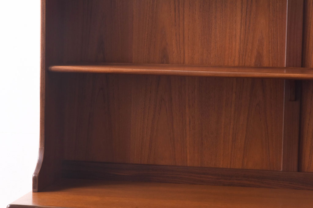 ヴィンテージ家具　北欧ビンテージ　G-PLAN(ジープラン)　洗練されたシンプルなデザインが上品なカップボード(収納棚)