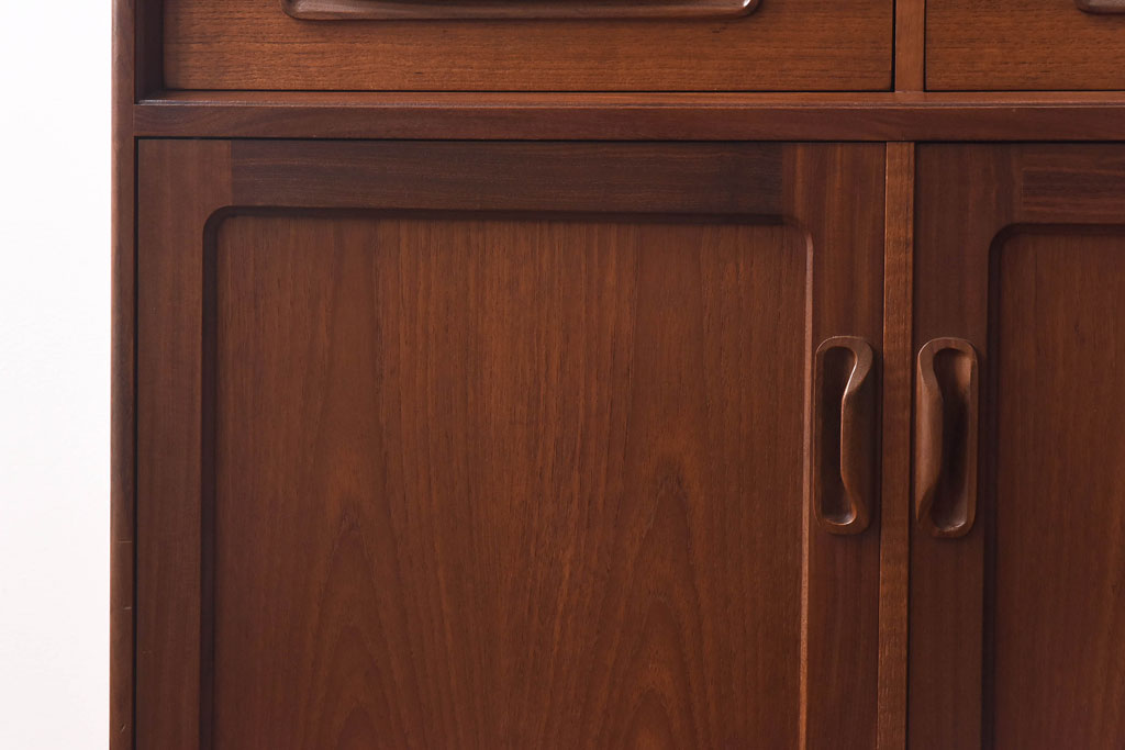 ヴィンテージ家具　北欧ビンテージ　G-PLAN(ジープラン)　洗練されたシンプルなデザインが上品なカップボード(収納棚)