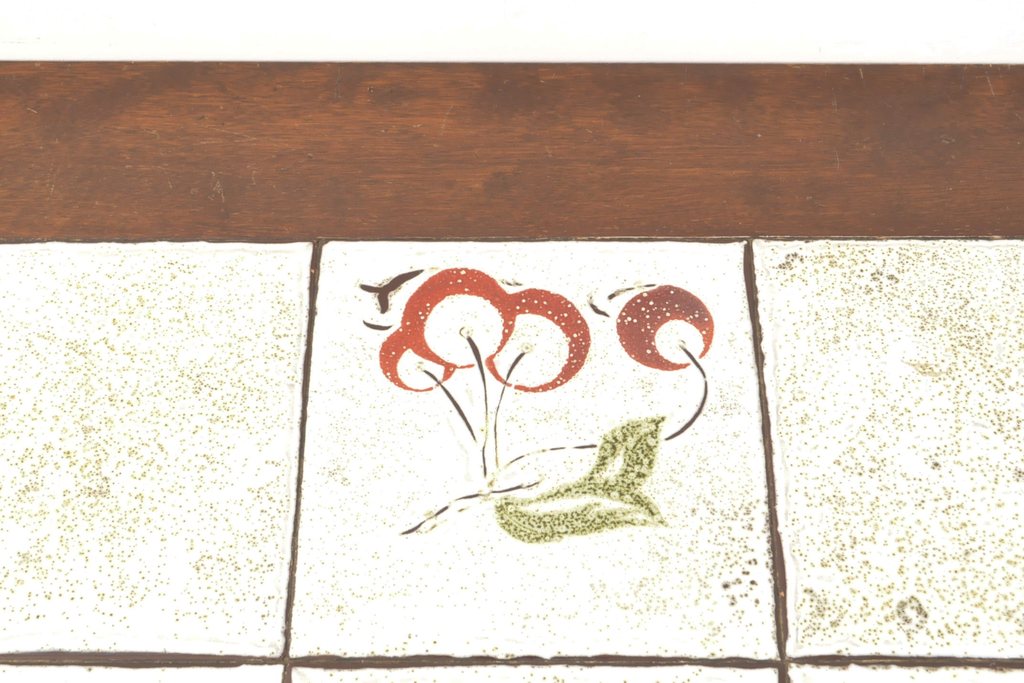 中古　特注品　松本民芸家具　さくらんぼの絵柄がかわいらしいタイルトップテーブル(作業台、センターテーブル、リビングテーブル)(R-054395)