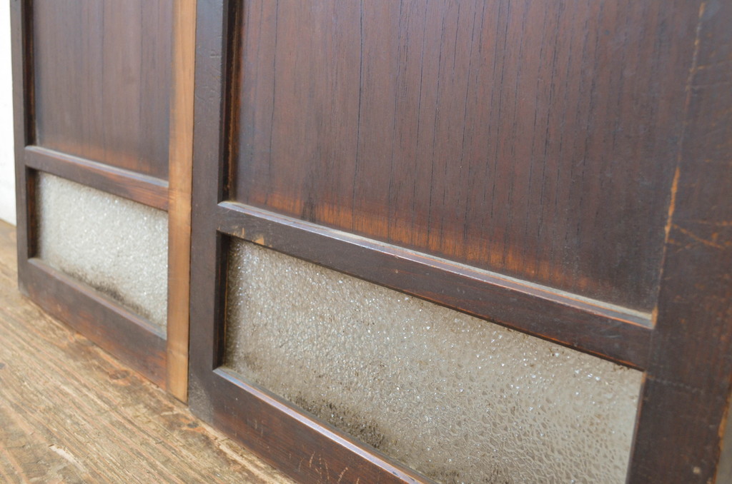 アンティーク建具　古い欅(ケヤキ)材の鏡板が趣を醸し出している小さな窓2枚セット(ガラス戸、引き戸)(R-064561)