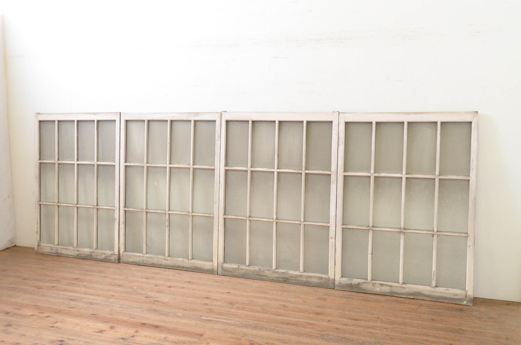 アンティーク建具　ペイント仕上げ限定　レトロな空間作りにおすすめなマス目(升目)格子のペイントガラス窓4枚セット(引き戸、ガラス戸)(R-071231)