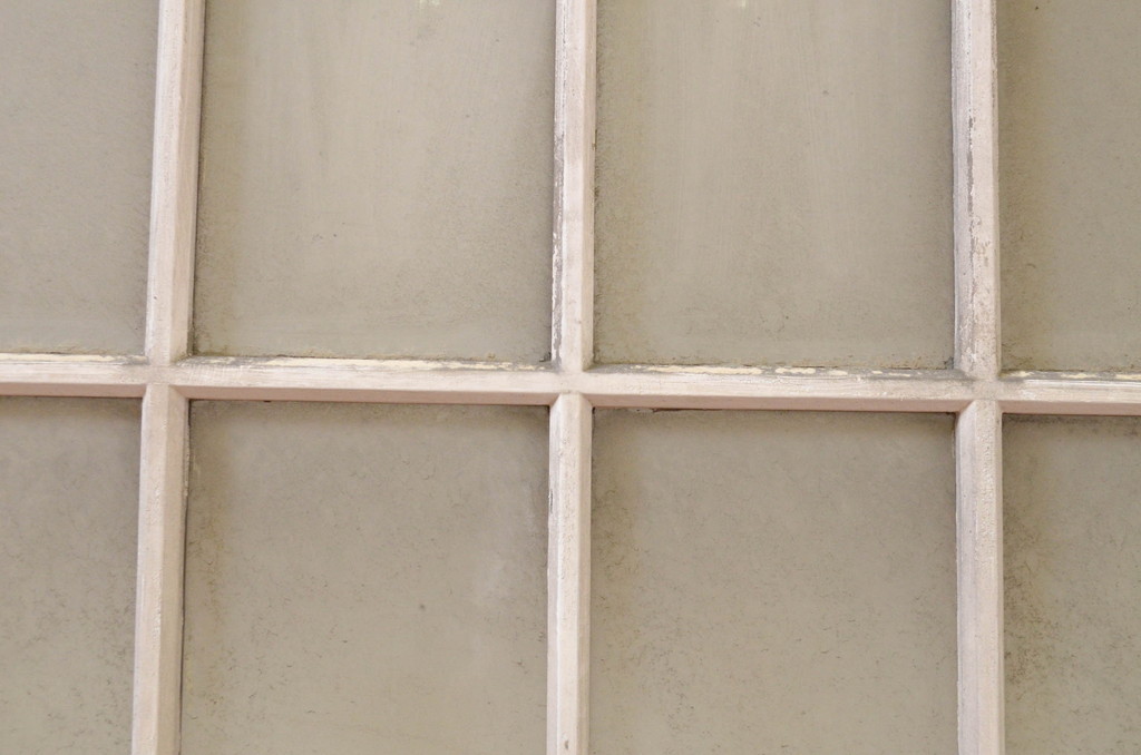 アンティーク建具　ペイント仕上げ限定　レトロな空間作りにおすすめなマス目(升目)格子のペイントガラス窓4枚セット(引き戸、ガラス戸)(R-071231)