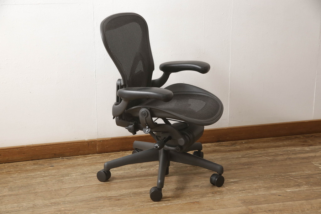 中古　美品　Hermanmiller(ハーマンミラー社)　Aサイズ　座り心地を追求したアーロンチェア(ポスチャーフィット、オフィスチェア、アームチェア、ワークチェア)(R-064011)