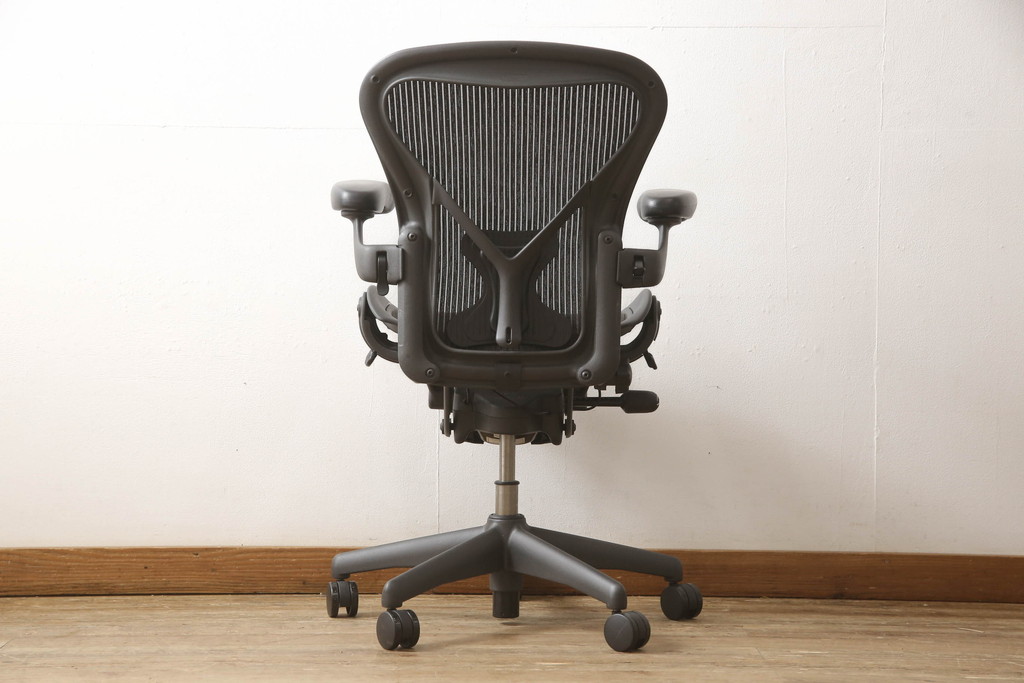 中古　美品　Hermanmiller(ハーマンミラー社)　Aサイズ　座り心地を追求したアーロンチェア(ポスチャーフィット、オフィスチェア、アームチェア、ワークチェア)(R-064011)