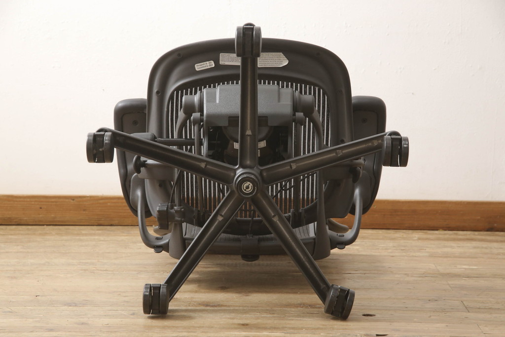中古　美品　Hermanmiller(ハーマンミラー社)　Aサイズ　座り心地を追求したアーロンチェア(ポスチャーフィット、オフィスチェア、アームチェア、ワークチェア)(R-064011)