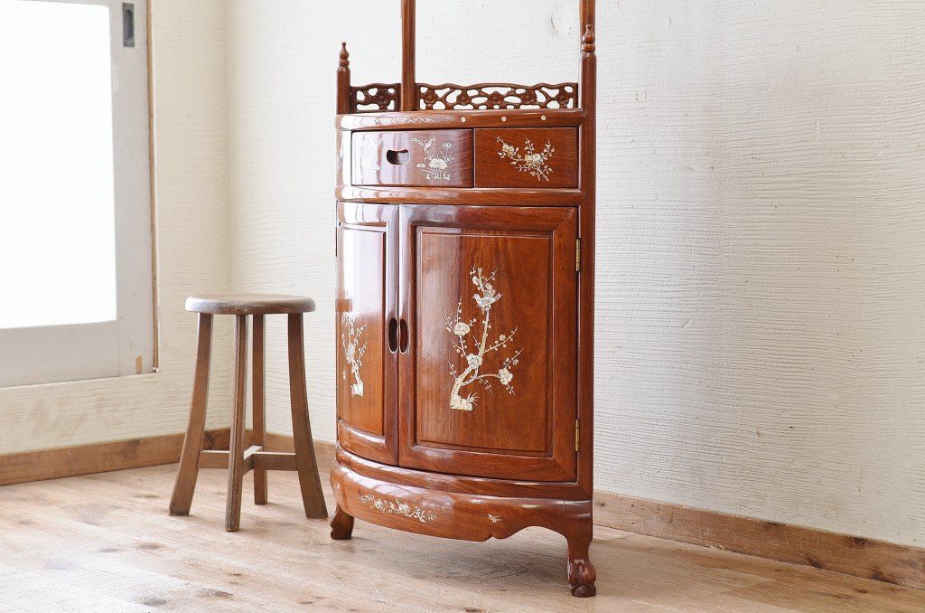 中古　装飾の美しい唐木製の高級コーナーラック(飾り棚)