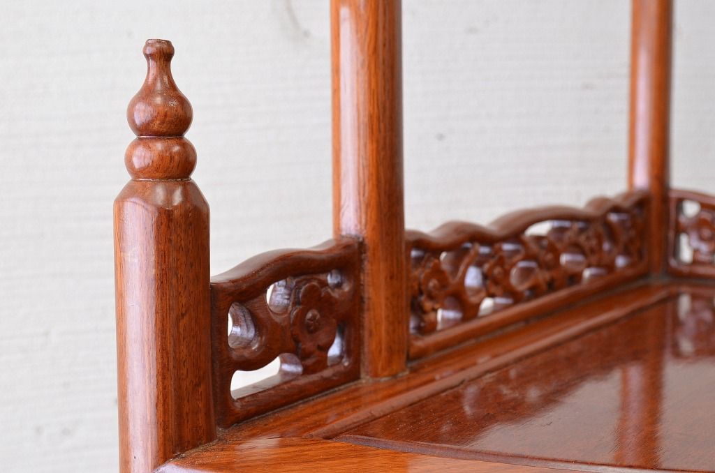 中古　装飾の美しい唐木製の高級コーナーラック(飾り棚)