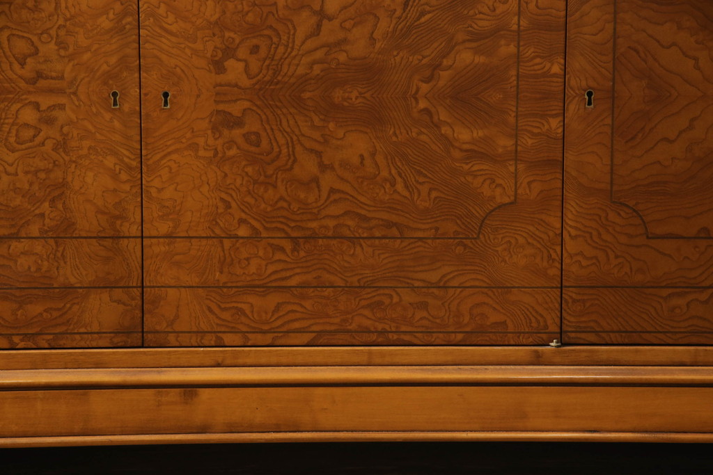 中古　美品　イタリア家具　エレガントな佇まいと左右対称の杢目が素晴らしいサイドボード(サイドキャビネット、収納棚、戸棚、食器棚)(R-061264)