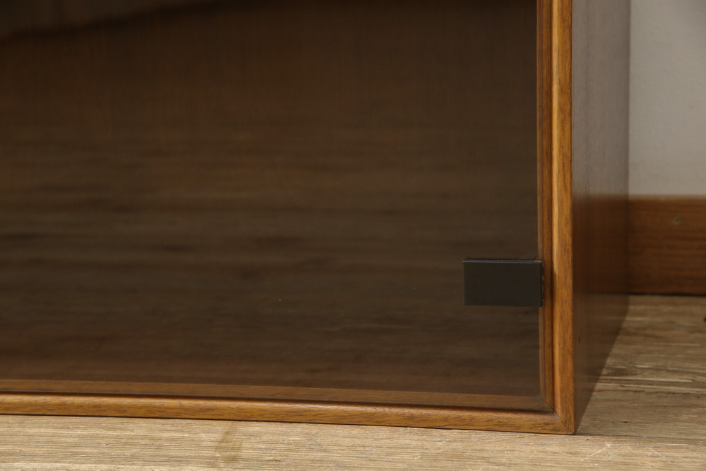 ヴィンテージ家具　ジャパンビンテージ　山品木工　照明付きで見せる収納におすすめのサイドキャビネット(サイドボード、収納棚、本箱、ブックケース)(R-054787)