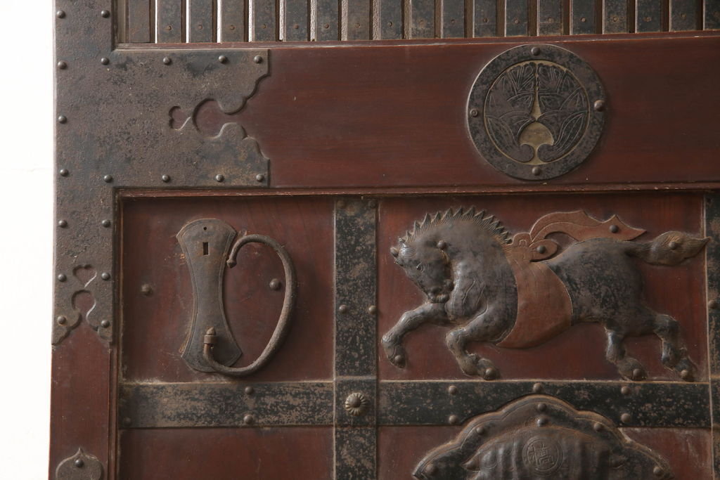 アンティーク建具　総欅(ケヤキ)材　最上級　富山産　重厚感のある馬の金具が特徴的な格子蔵戸(玄関戸、引き戸)(R-063374)
