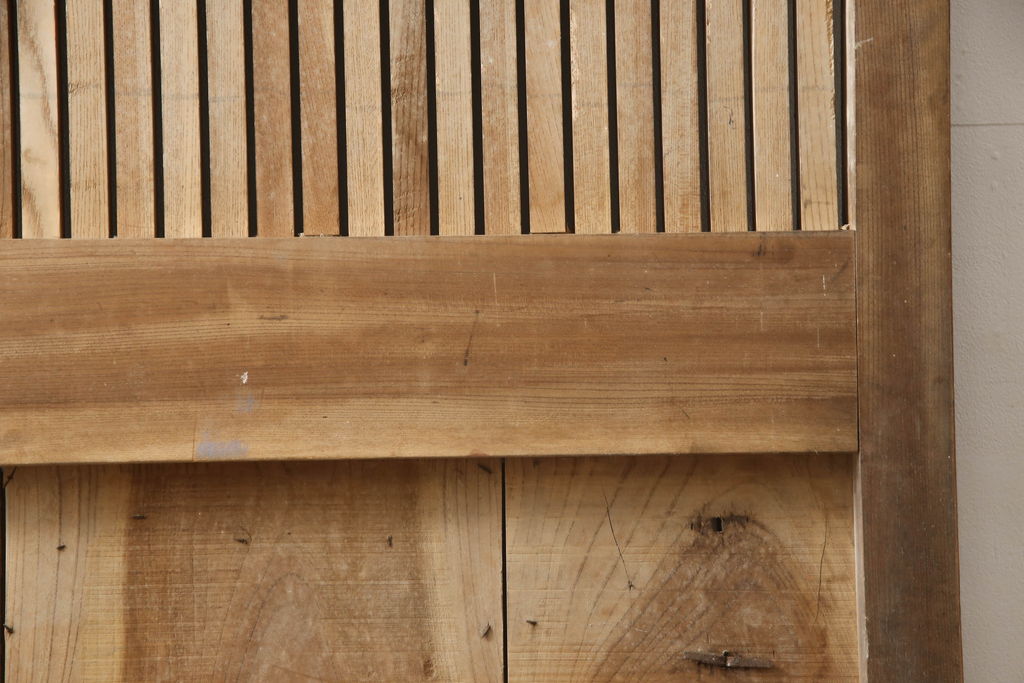 アンティーク建具　総欅(ケヤキ)材　最上級　富山産　重厚感のある馬の金具が特徴的な格子蔵戸(玄関戸、引き戸)(R-063374)