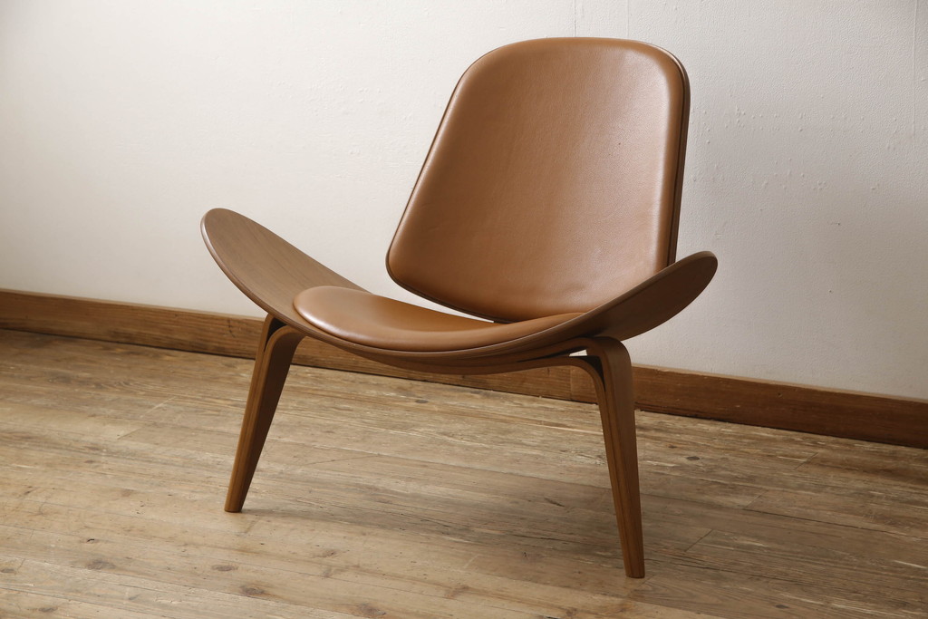 中古　美品　ウォールナット材　本革(レザー)　カール・ハンセン&サン(Carl Hansen&S?n) Hans J Wegner(ハンス・J・ウェグナー)デザイン　CH07　独創的なデザインが目を惹くシェルチェア(イス、椅子、ダイニングチェア、サロンチェア、イージーチェア、北欧)(定価約50万円)(R-064036)