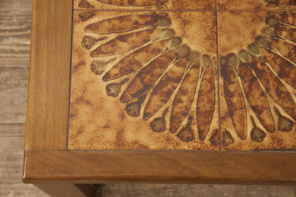 北欧家具　デンマークヴィンテージ　温かな雰囲気が魅力のタイルトップテーブル(センターテーブル、サイドテーブル、コーヒーテーブル、ビンテージ)(R-050169)
