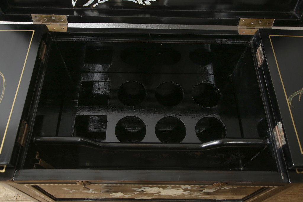 ビンテージ家具　黒塗り　螺鈿細工(らでん)　アジアンテイストのお部屋に取り入れたいサーバー(収納棚、サービス台、バーカウンター、カウンターテーブル、サイドボード、ヴィンテージ)(R-057872)