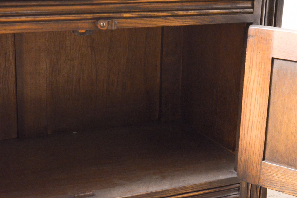 イギリスビンテージ　アンティーク調　オーク材　変わった蝶番の形がアクセントのテレビ台(収納棚、戸棚、サイドボード、ローボード、ヴィンテージ)(R-059522)