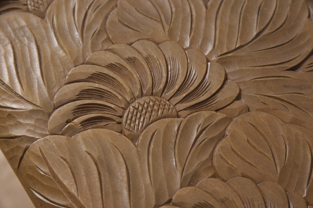 中古　民芸家具　日光彫り　脚や棚にまで施された彫刻が目を引くサイドテーブル(コンソールテーブル、ローテーブル)(R-053938)