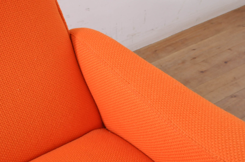 イタリアビンテージ　Lloyd's Antiques(ロイズ・アンティークス)取り扱い　鮮やかなオレンジ色が部屋を明るく彩るモダンデザインが魅了の1人掛けソファ2脚セット(アームチェア、サロンチェア、椅子、イス、ヴィンテージ)(定価2脚で約80万円)(R-069821)