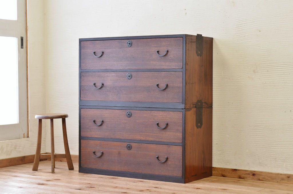 二段重ね 和箪笥 和家具 時代箪笥 チェスト 重厚感 時代金具 黒丸金具 アンティーク 骨董 和モダン 町屋家具 -  ブルーパロット｜京都のアンティーク食器・家具・引取・修理・金継ぎ