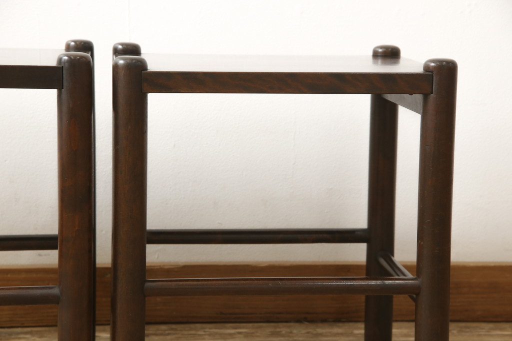 和製ビンテージ　希少な絶版品　北海道民芸家具　シンプルな佇まいがお部屋に取り入れやすい板座のスツール2脚セット(花台、サイドテーブル、飾り台、ヴィンテージ)(R-059087)