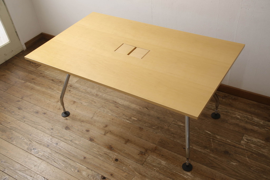 中古　美品　Vitra(ヴィトラ)　Ad Hoc(アドホック)　配線機能のついたOA対応のミーティングテーブル(オフィスデスク、会議テーブル、長机)(R-055976)