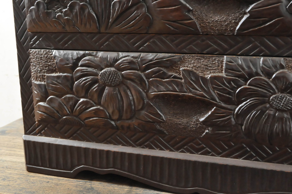 中古　伝統工芸　日光彫り　大胆にあしらわれた花の意匠が魅力的な三段小引き出し(小物収納、卓上収納)(R-064485)