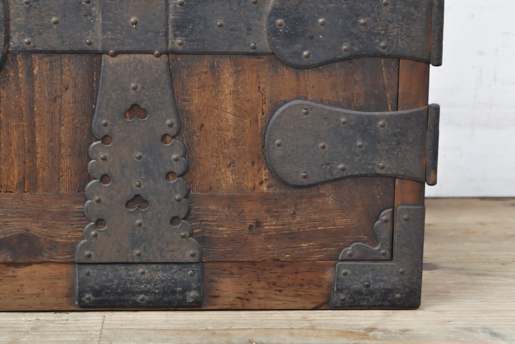和製アンティーク　古びた金具が時代を刻んだ趣を漂わせる片開き戸付き小引き出し(小物収納、卓上収納)(R-059122)