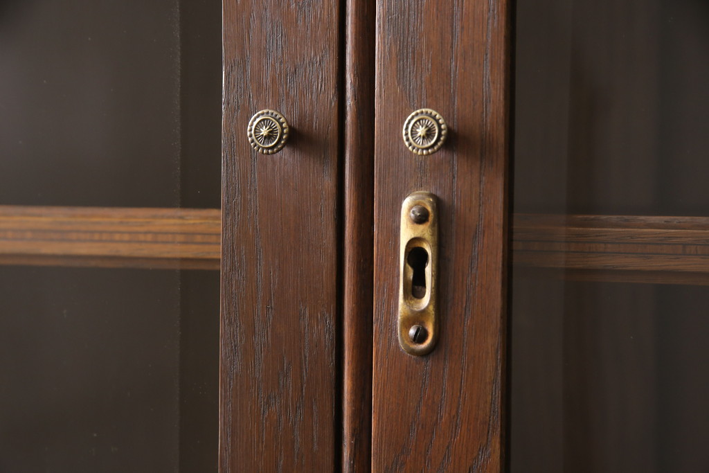 イギリスアンティーク　オーク材・チーク材・ローズウッド材　凝ったデザインがお洒落なキャビネット(収納棚、戸棚、リビングボード)(R-047945)