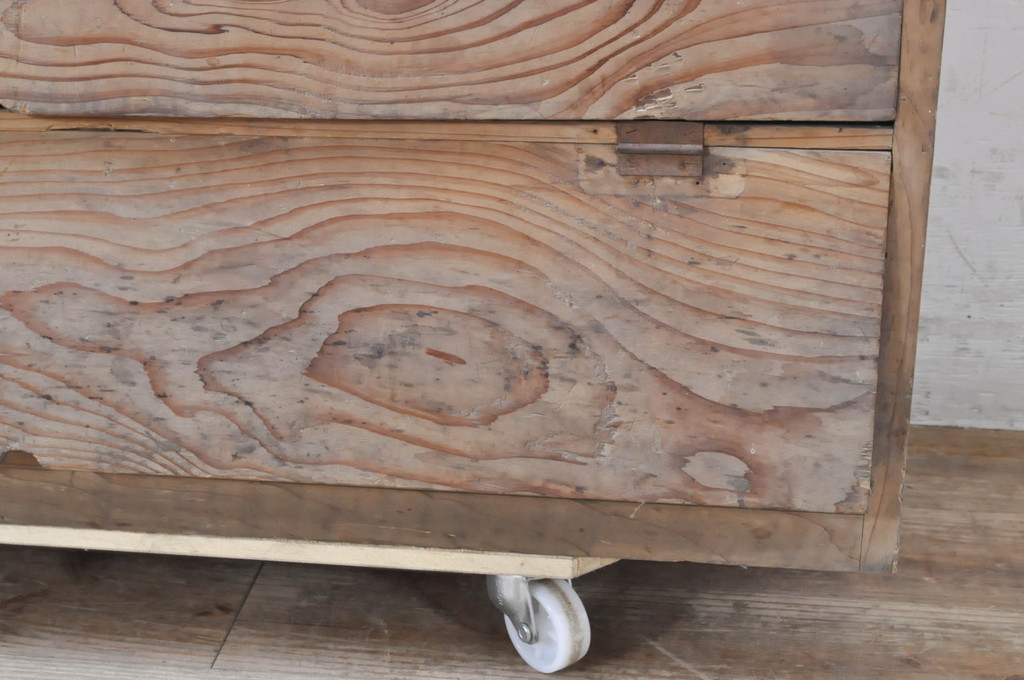 和製アンティーク　古い木味が魅力的な三段パタパタ下駄箱(収納棚、ロッカー、サイドボード、キャビネット、戸棚)(R-071181)