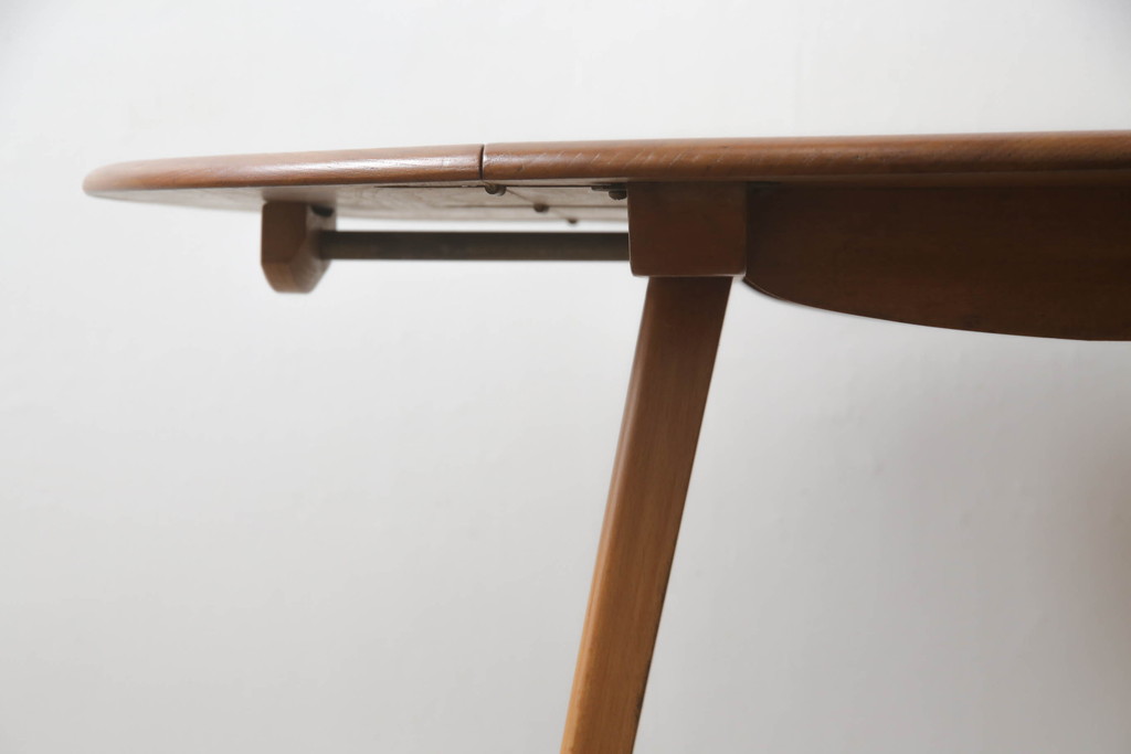 イギリスビンテージ　ERCOL(アーコール)　エルム材　シンプルなデザインで実用性抜群なウィンザードロップリーフテーブル(バタフライテーブル、ラウンドテーブル、ヴィンテージ)(R-068586)