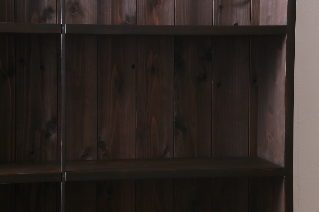 【オーダー家具実例】カタログ掲載品・ラフジュ工房オリジナルの収納棚を再現新規製作!上段はオープンラック仕様に、下段はデザイン性の高い傾斜のある作りで、4杯の引き出しと扉付き収納。落ち着きのある濃い茶色の着色で仕上げました。(飾り棚、本棚、オープンラック)
