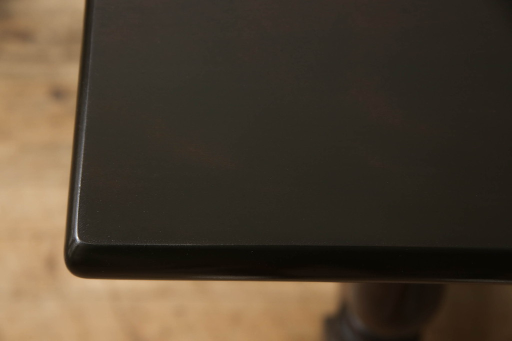 中古　美品　松本民芸家具　F型食卓　クラシカルな脚のデザインが目を引くダイニングテーブル(作業台、食卓、4人掛け)(定価約29万7千円)(R-059829)