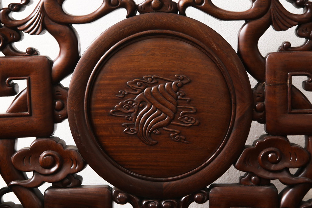 アジアンビンテージ　花梨(カリン)材　凝ったデザインの彫刻が魅力の唐木材製アームチェア(椅子、イス、板座チェア、一人掛けソファ、1人掛けソファ、ヴィンテージ)(R-064739)