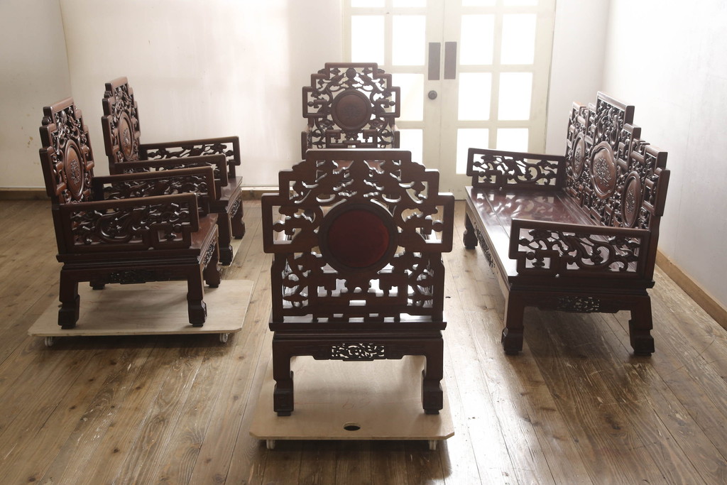 アジアンビンテージ　花梨(カリン)材　凝ったデザインの彫刻が魅力の唐木材製アームチェア(椅子、イス、板座チェア、一人掛けソファ、1人掛けソファ、ヴィンテージ)(R-064742)