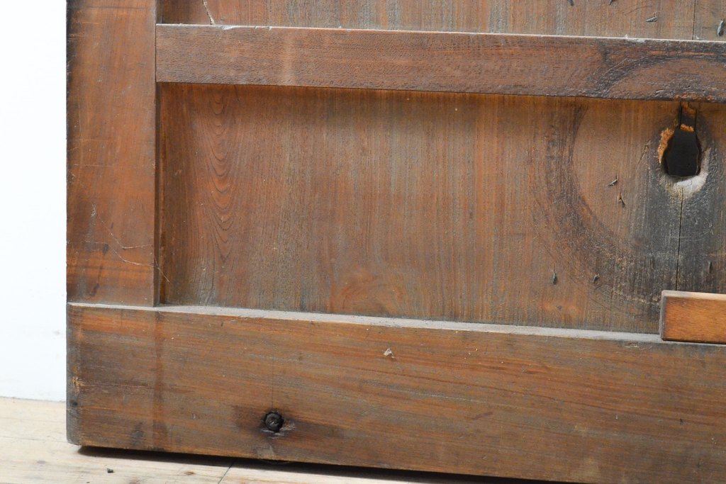 アンティーク建具　赤みがかった木色と大きな金具が目を引く格子蔵戸1枚(玄関戸、引き戸、建具、格子戸、マス目、升目)(R-059224)