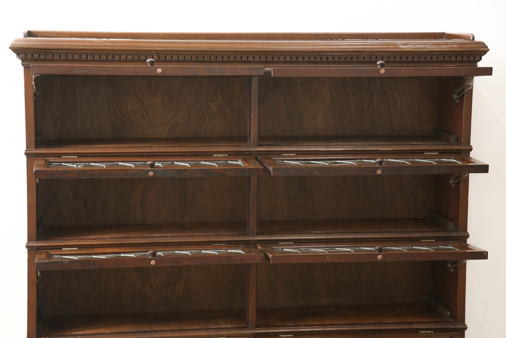 イギリスアンティーク　マホガニー材　ステンドグラスがクラシカルな雰囲気を高めるブックケース(キャビネット、書棚、本箱、収納棚、本棚)(R-059618)