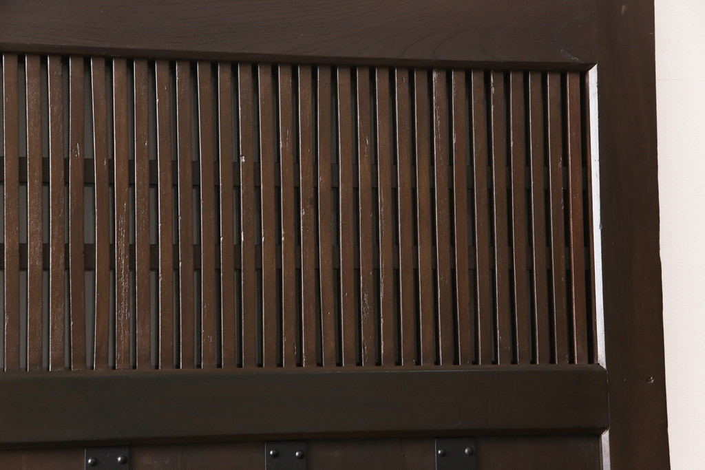 アンティーク建具　明治期　当店リメイク　縦に並んだ帯鉄がアンティークモダンな雰囲気を醸し出すクリアガラス入り格子蔵戸1枚(玄関戸、格子戸、引き戸)(R-054507)