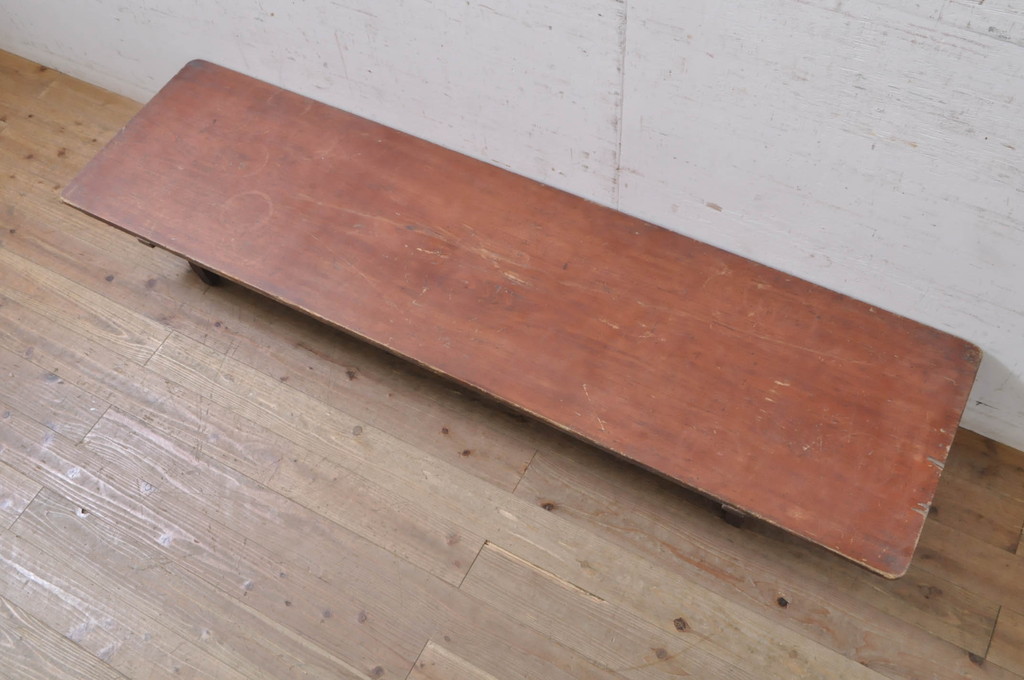 和製アンティーク　天板一枚板　素朴な風合いのローテーブル(裁ち板、作業台、座卓、飾り台、陳列台)(R-071206)